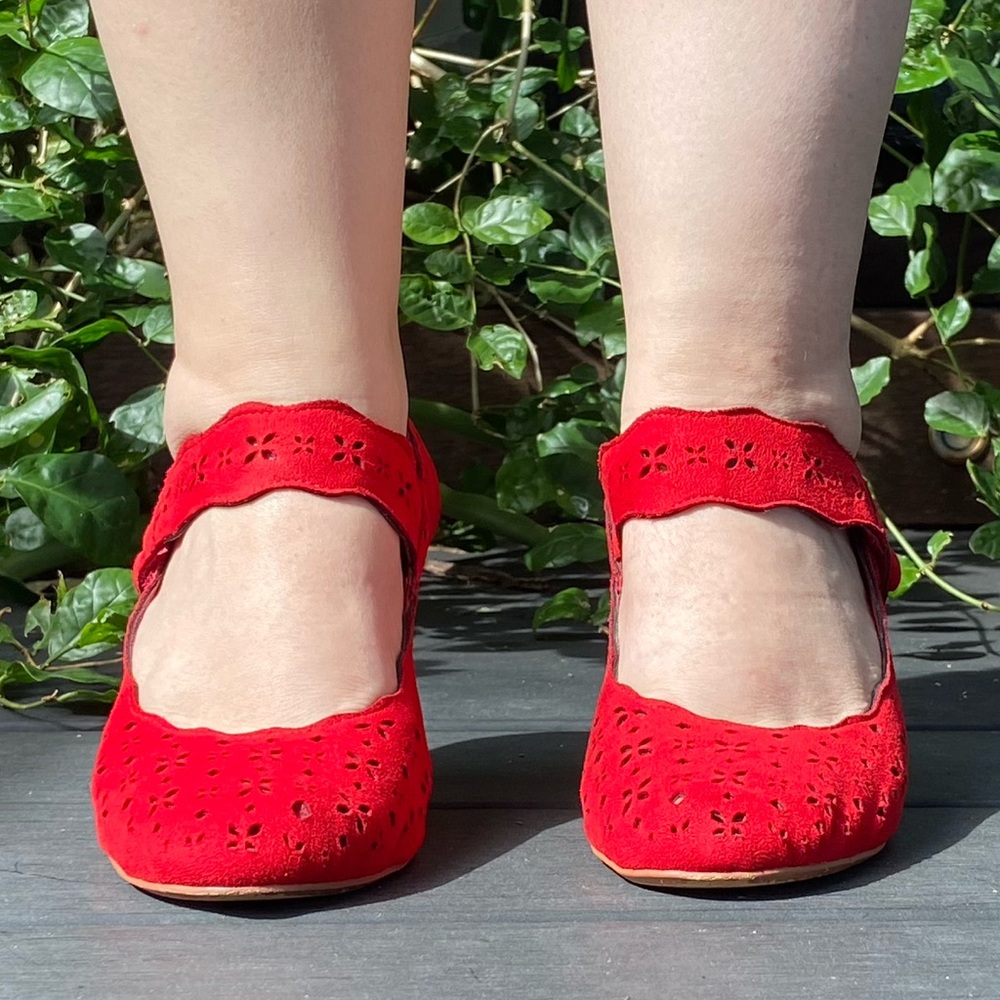Vintage style Scarlett red microsuede heels. Velcro closing. STUNNING! Size 38 - Picture 3 of 10